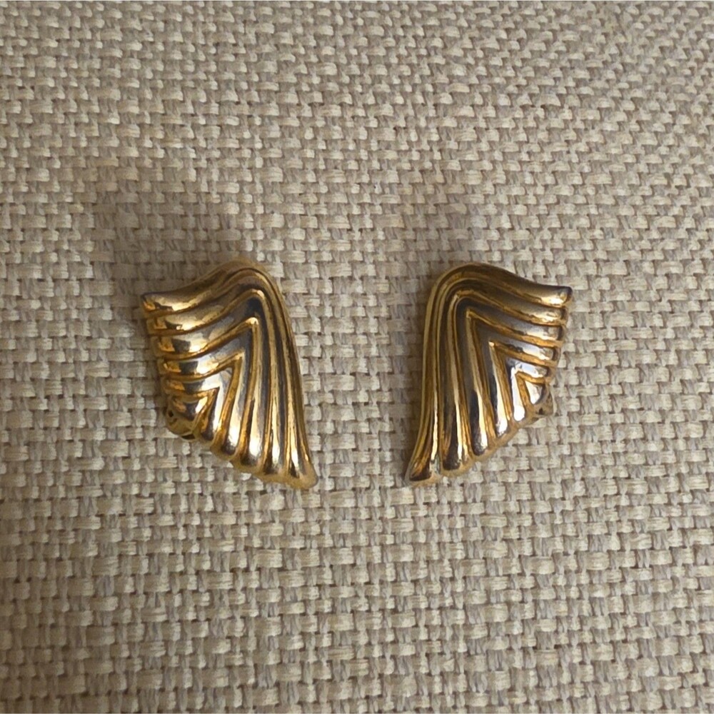 Gold Tone Ribbed Textured Art Deco Clip-On Earrings for Lobe
